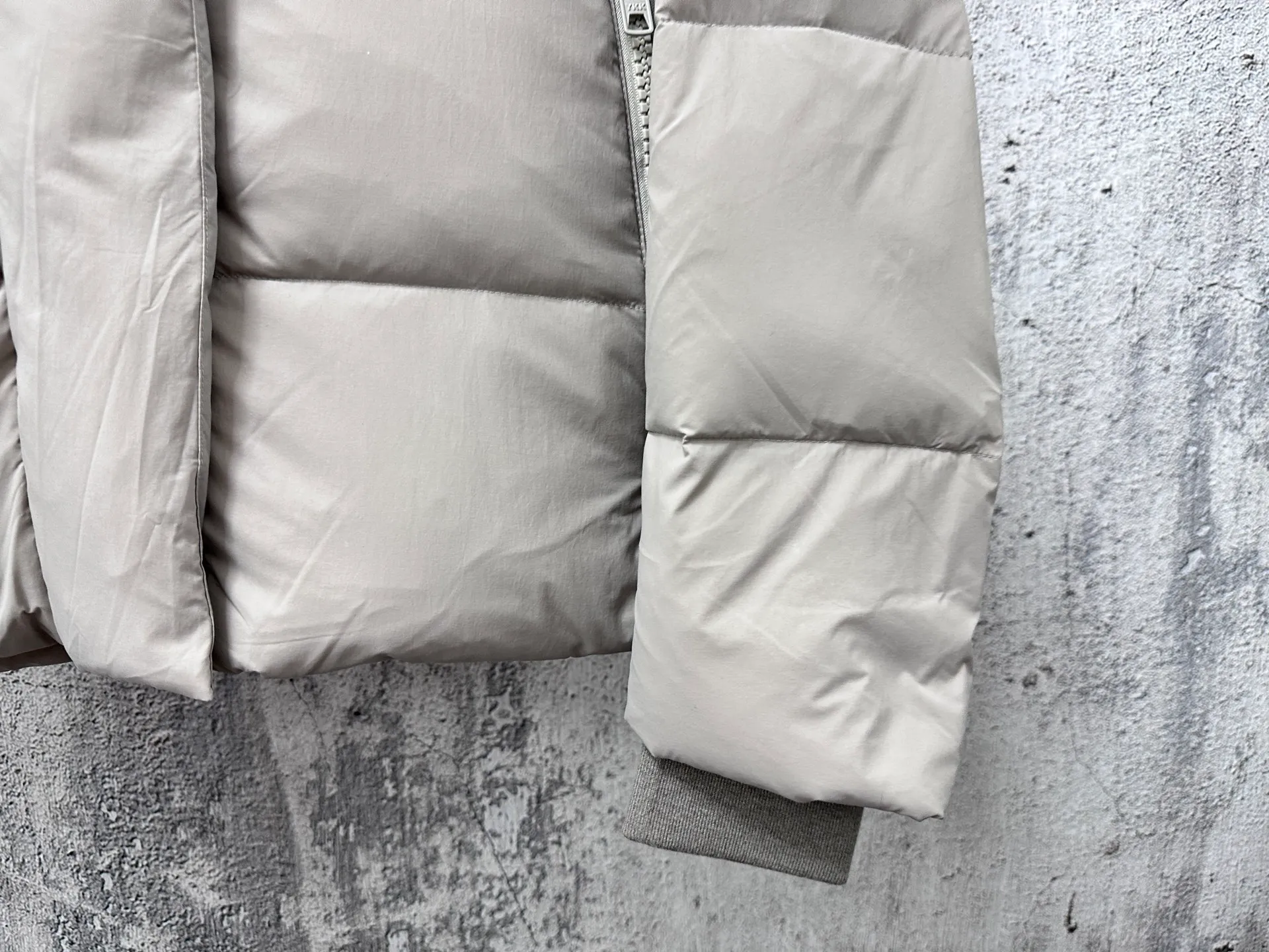 P740 【𝗖𝗔𝗡𝗔𝗗𝗔 𝗚𝗢𝗢𝗦𝗘】Capsule Series Macaron White Label Fabric: Made of soft EnduraLuxe fabric imported from DuPont, CORDURA, USA, which enhances the durability of easy-to-wear parts, is lightweight and durable; the liner is made of 400T anti-velvet gallbladder, which is comfortable, soft and non-velvet. : Equipped with a detachable hood, which can be adjusted in two directions, and is also filled with down, which brings greater softness and wrapping around the head and neck, and is full of warmth. This parka features white trim on the back and sides, and the hardware locks are all original and custom-made to match the muted fabric color. Goose label: The official website’s new series of silicone material labels, non-embroidery labels. Length: Fit hip-length. Size: XS-L